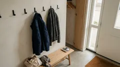 Zo voorkom je muffe winterkleding met één vaste ‘uitdamplek’